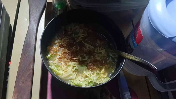 Ada yang lagi masak mie instan (Dokumentasi pribadi: Isti Yogiswandani)