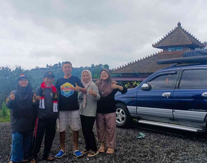 Berfoto dengan keluarga Om Anang dari Bumiayu(Dokumentasi pribadi: Isti Yogiswandani)