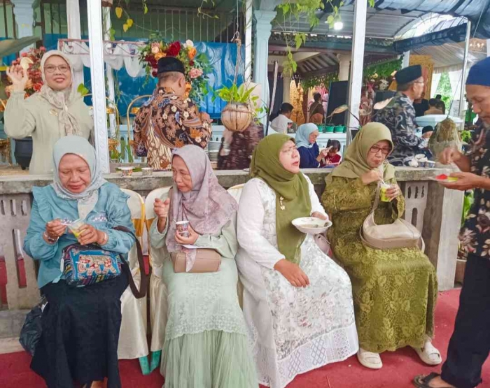 Jagong Manten untuk Menjaga Silaturahmi dan Keakraban Alumni D3 Biologi IKIP Surabaya 84(Dokumentasi pribadi: Isti Yogiswandani)