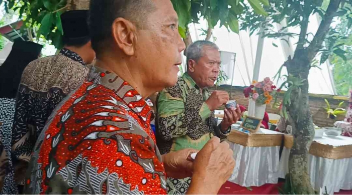 Jagong Manten untuk Menjaga Silaturahmi dan Keakraban Alumni D3 Biologi IKIP Surabaya 84(Dokumentasi pribadi: Isti Yogiswandani)