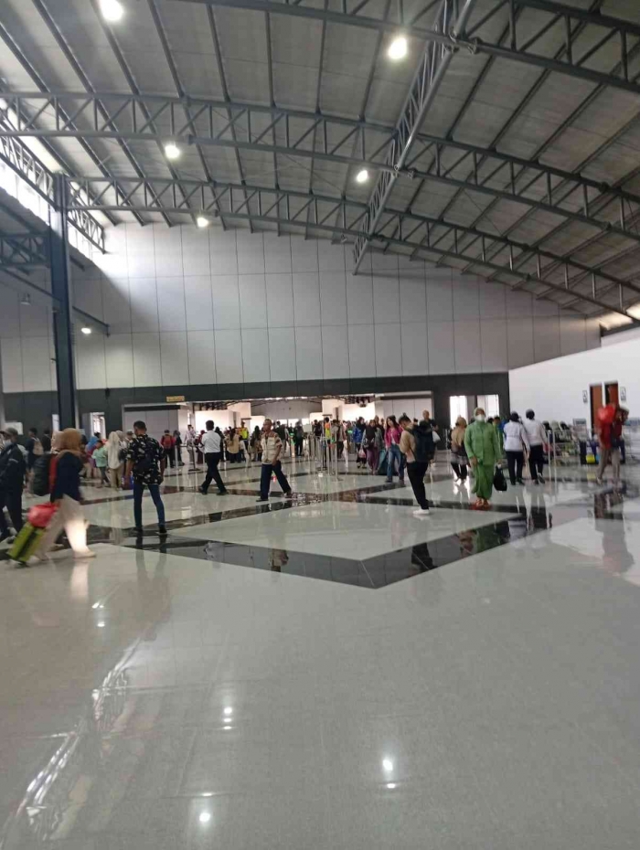 Peron Stasiun Rangkasbitung Baru yang bisa melayani sekitar 80 ribu penumpang per hari (Foto Dokumen Pribadi).