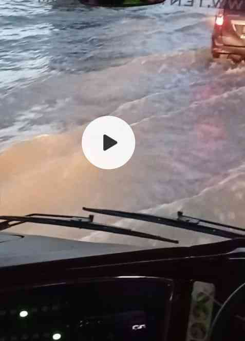 Banjir di Cikande yang airnya sampai melintasi Jalan Tol Jakarta - Merak (Foto Tangkap Layar dari Video Dokumen Pribadi).