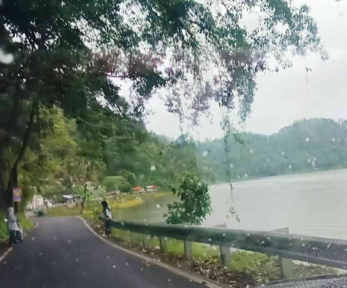 Telaga Ngebel sore ini (Dokumentasi pribadi: Isti Yogiswandani)