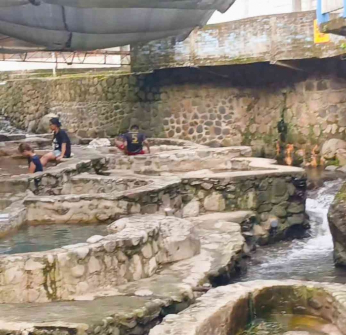 Berendam di kolam -kolam terbuka bersama -sama beberapa orang (Dokumentasi pribadi: Isti Yogiswandani)