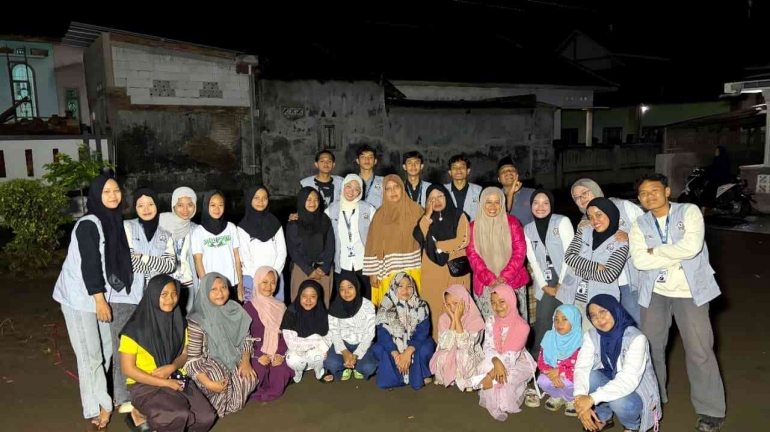 sumber : Dokumentasi Pribadi Kegiatan Foto Bersama Warga Dusun Lesti pada Acara Penutupan oleh KKM 33