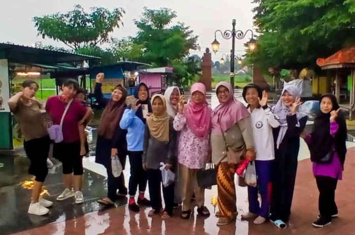 Out Meeting di lapangan Mberan: Sarana Healing dan Refreshing Mamah-mamah RT 11(Dokumentasi RT 11)