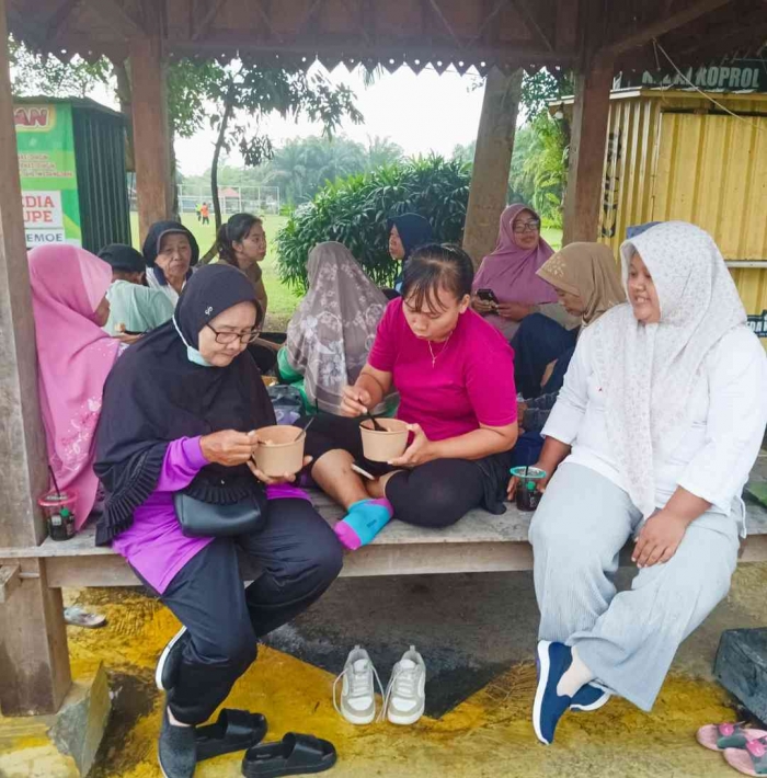 Menikmati bakso ditraktir Bu Nunung yang dapat arisan (Dokumentasi pribadi: Isti Yogiswandani)