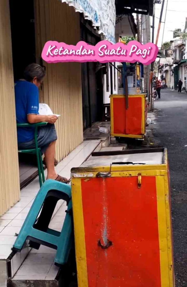 Seorang Opa dan majalah cetaknya (dokpri Agustina)