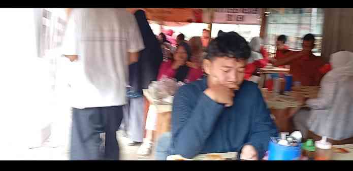 Mereka menikmati sajian soto di sebuah ruangan setengah terbuka karena hanya dibatasi sehelai kain saja (Foto Dokumen Pribadi).