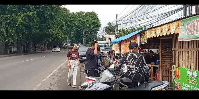 Parkir sepeda motor dan mobil berjejer di pinggir jalan raya Serang - Cilegon (Foto Dokumen Pribadi).