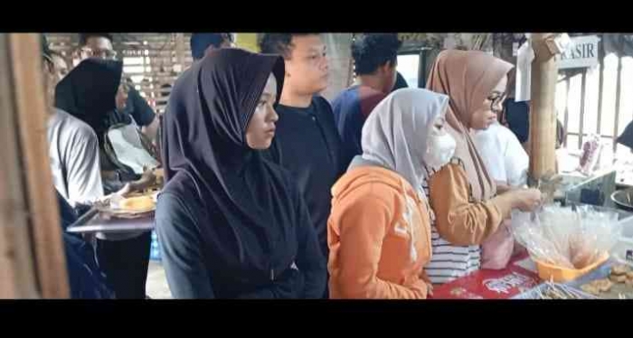 Para pembeli harus antri untuk memesan soto ayam di Warung Ibu Keni (Foto Dokumen Pribadi).