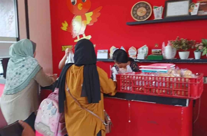 Antre di kasir. Pada ngeborong nih, hehehe+Dokumentasi pribadi: Isti Yogiswandani)