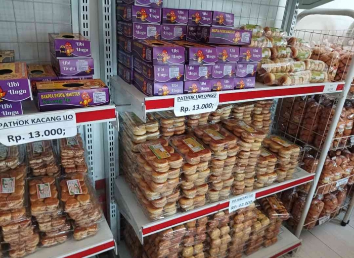 Comot sana comot sini. Bingung karena kayanya enak semua+Dokumentasi pribadi: Isti Yogiswandani)