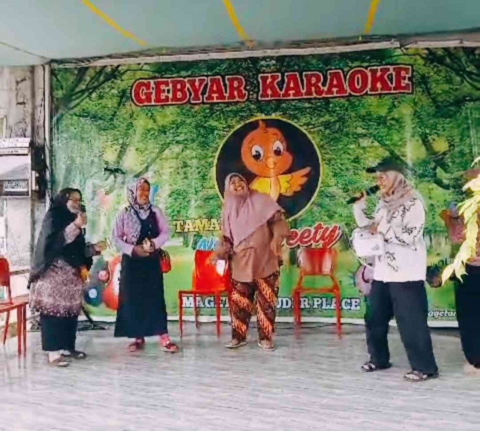 Para Mamah RT 11 asyik karaokean (Dokumentasi pribadi RT 11)