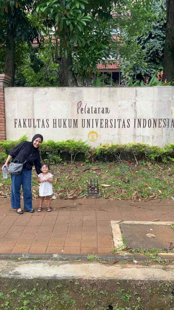 Intan anak pertama omjay dan Atisa cucu kakek Jay di pelataran fakultas hukum ui/dokpri
