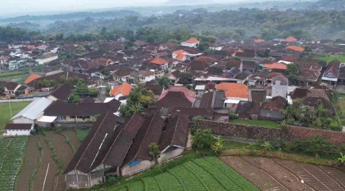 Pengambilan Video Menggunakan Drone (20/1/2026) (Sumber: Dokumentasi KKN 84 UNS)