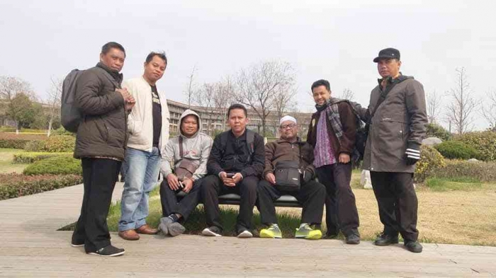 Omjay dkk ketika kuliah di China