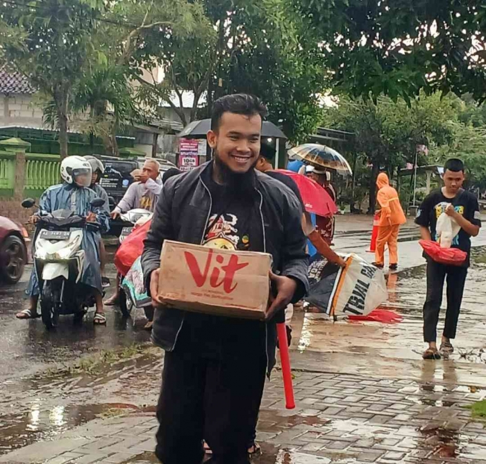 Berbagi Takjil Saat Ramadan Bersama CAF Mampiro: Tetap Semangat Meski Hujan(Dokumentasi pribadi: Isti Yogiswandani)