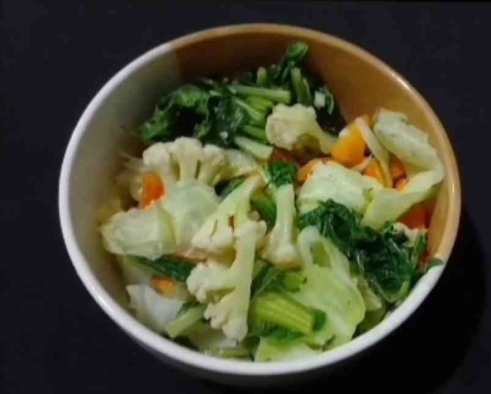 Meracik bahan capcay(Dokumentasi pribadi: Isti Yogiswandani)