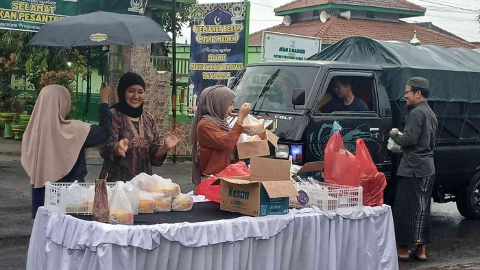 Berbagi Takjil Saat Ramadan Bersama CAF Mampiro: Tetap Semangat Meski Hujan(Dokumentasi pribadi: Isti Yogiswandani)