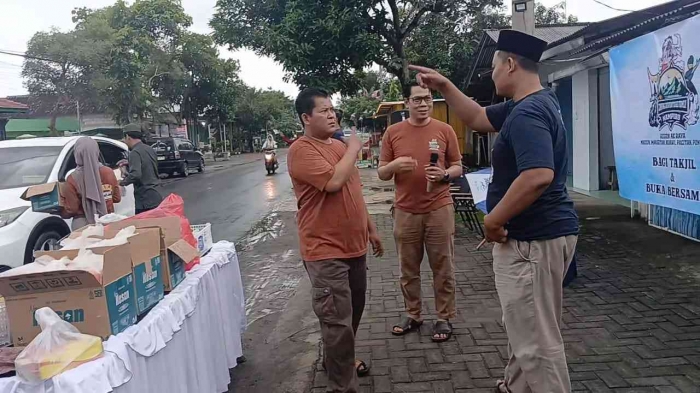 Berbagi Takjil Saat Ramadan Bersama CAF Mampiro: Tetap Semangat Meski Hujan(Dokumentasi pribadi: Isti Yogiswandani)