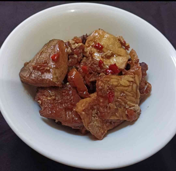 Tahu tempe dan daging bacem yang dimodifikasi dengan irisan cabai dan tomat (Dokumentasi pribadi: Isti Yogiswandani)
