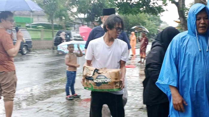 Berbagi Takjil Saat Ramadan Bersama CAF Mampiro: Tetap Semangat Meski Hujan(Dokumentasi pribadi: Isti Yogiswandani)