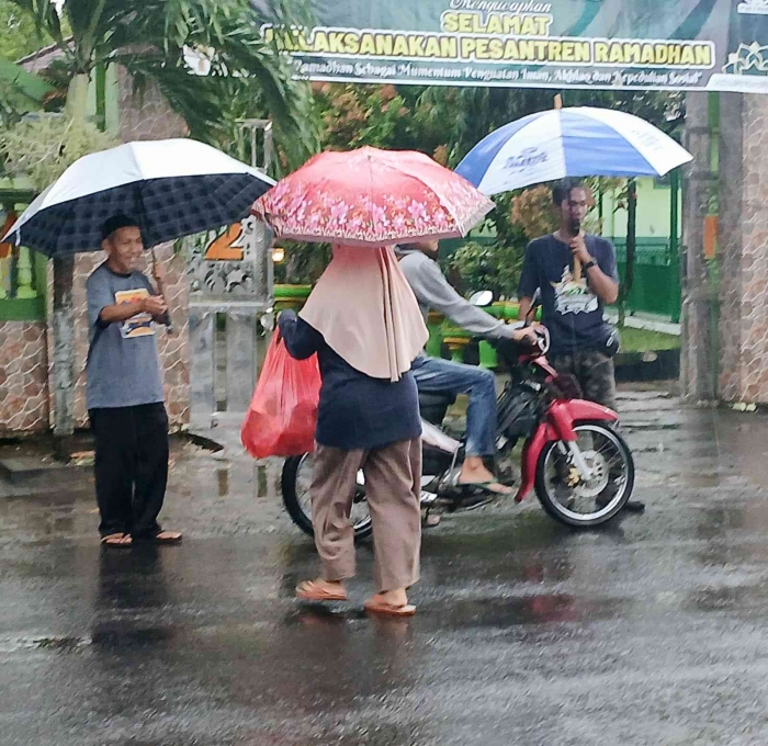 Berbagi Takjil Saat Ramadan Bersama CAF Mampiro: Tetap Semangat Meski Hujan(Dokumentasi pribadi: Isti Yogiswandani)