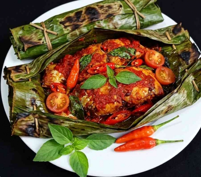 Pepes patin bumbu rujak (Dokumentasi pribadi Isti Yogiswandani, diolah dengan Gemini AI)