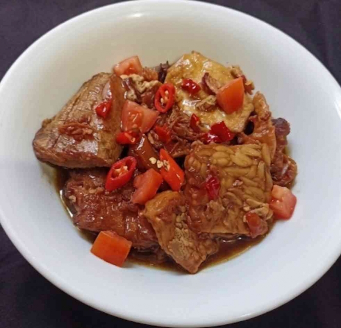Tahu dan tempe bacem dengan tambahan irisan cabe dan tomat agar tidak perlu menyambal(Dokumentasi pribadi: Isti Yogiswandani)