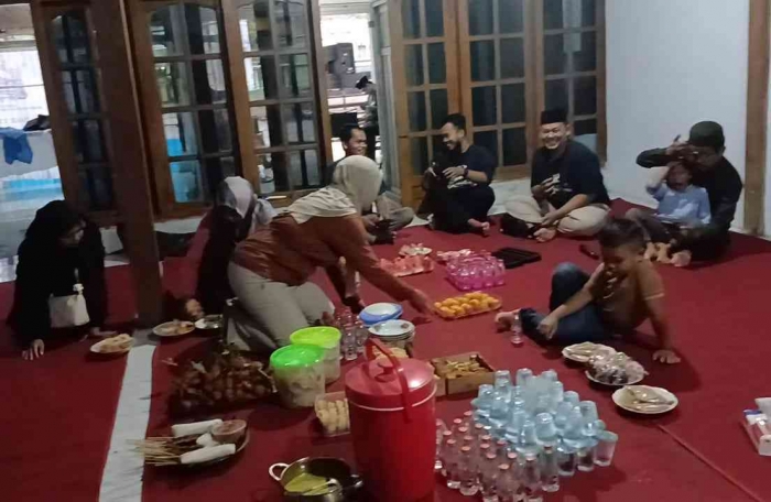 Ibu-ibu mulai mempersiapkan hidangan berbuka (Dokumentasi pribadi: Isti Yogiswandani)