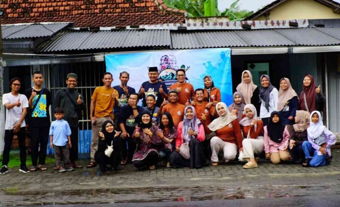 Pembagian takjil telah usai, berpose bareng dulu ya...(Dokumentasi pribadi panitia CAF Mampiro)