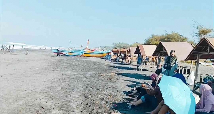 Banyak perahu nelayan yang dipergunakan untuk menangkap ikan di Pantai Dewa Ruci (Dokumentasi pribadi: Isti Yogiswandani)