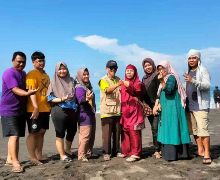BIGG family formasi tak lengkap di Pantai Dewa Ruci (Dokumentasi pribadi: Isti Yogiswandani)