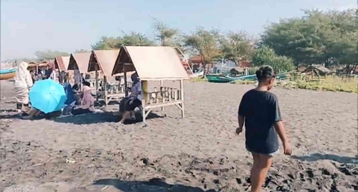 Saung yang disewakan di pantai Dewa Ruci (Dokumentasi pribadi: Isti Yogiswandani)