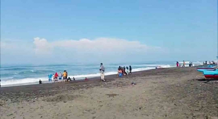 Pengunjung pantai Dewa Ruci cukup ramai, tapi tidak terlalu padat saat H+3 lebaran (Dokumentasi pribadi: Isti Yogiswandani)