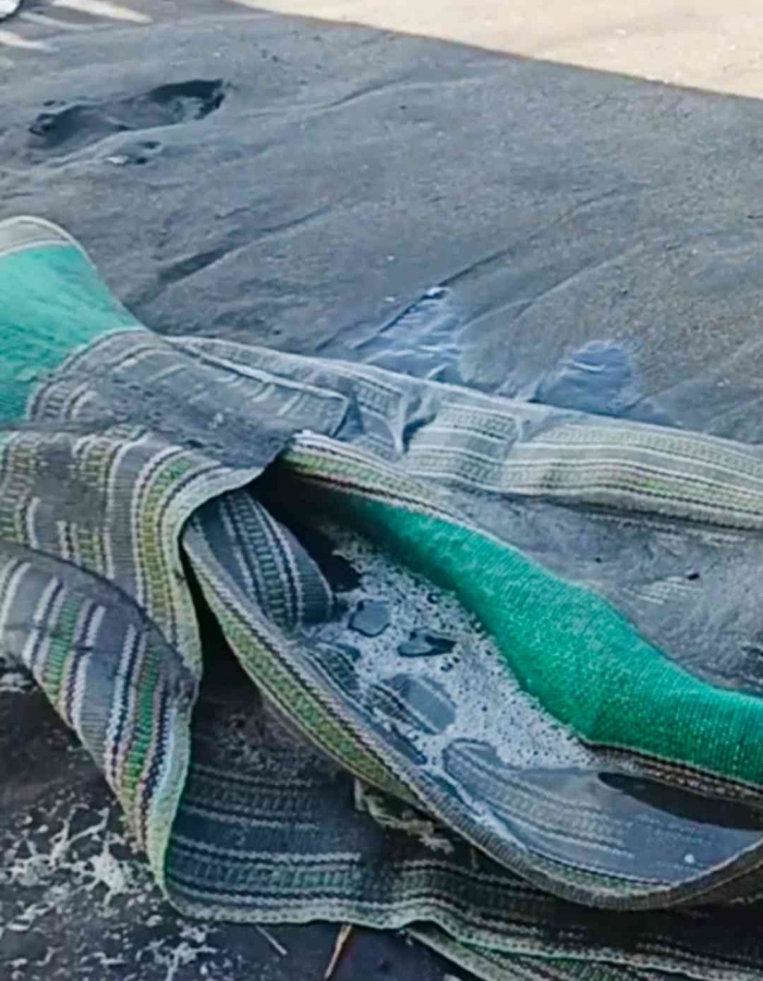 Tikar sampai tergenang air dan kami basah kuyup tersapu ombak, padahal jaraknya puluhan meter dari pantai(Dokumentasi pribadi: Isti Yogiswandani)