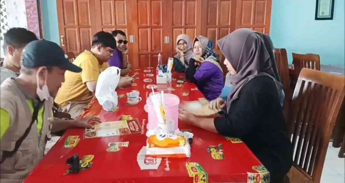 Menikmati sarapan bersama keluarga besar di Restoran ikan bakar Yu Yem(Dokumentasi pribadi: Isti Yogiswandani)