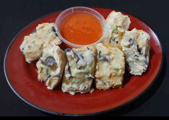 Tahu Bakso ayam sayuran dinikmati dengan saus tomat buatan sendiri (Dokumentasi pribadi: Isti Yogiswandani)