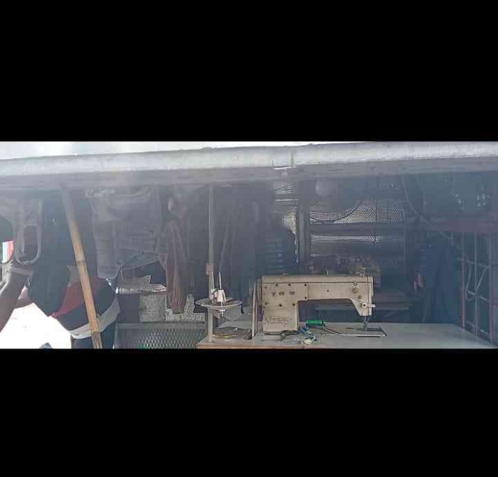 Sebuah mesin jahit yang digunakan Bang John untuk usaha permak (Foto Dokumen pribadi).