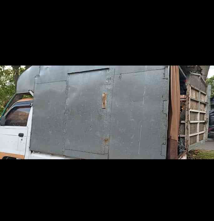 Mobil Pick up yang dimodifikasi untuk tempat kerja usaha permak Bang John (Foto Dokumen Pribadi).