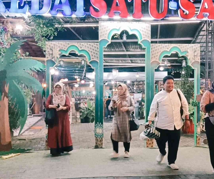 Kedai satu-satu Sindurjan Purworejo, usai salat Maghrib (Dokumentasi pribadi: Isti Yogiswandani)