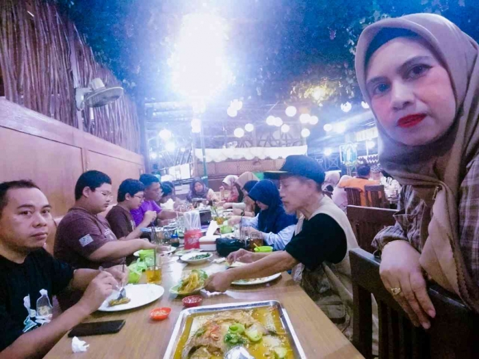 Makan bersama keluarga dengan hidangan nostalgia di Kedai satu-satu Sindurjan Purworejo (Dokumentasi pribadi: Isti Yogiswandani)