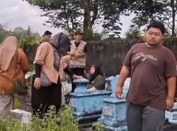 Ritual nyekar bersama dengan keluarga dalam formasi lengkap (Dokumentasi pribadi BIGG family)