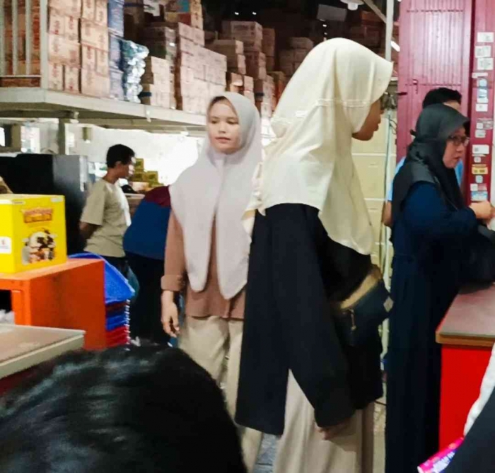 Belanja di pagi hari bisa menghindari pengunjung tempat perbelanjaan yang penuh sesak (Dokumentasi pribadi: Isti Yogiswandani)