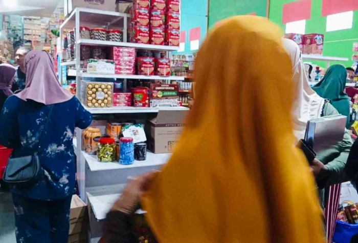 Bermacam kue lebaran tinggal pilih, tapi terkadang lebih puas membuat sendiri (Dokumentasi pribadi: Isti Yogiswandani)