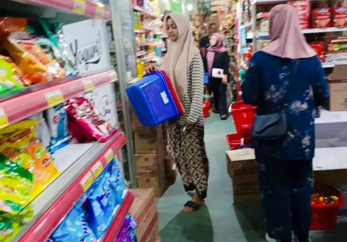 Belanja di grosir yang tidak jauh dari rumah (Dokumentasi pribadi: Isti Yogiswandani)