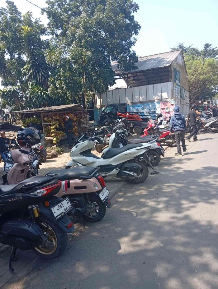 Sepeda Motor diparkir di badan Jalan Raya karena penuhnya halaman parkir (Foto Dokumen Pribadi).