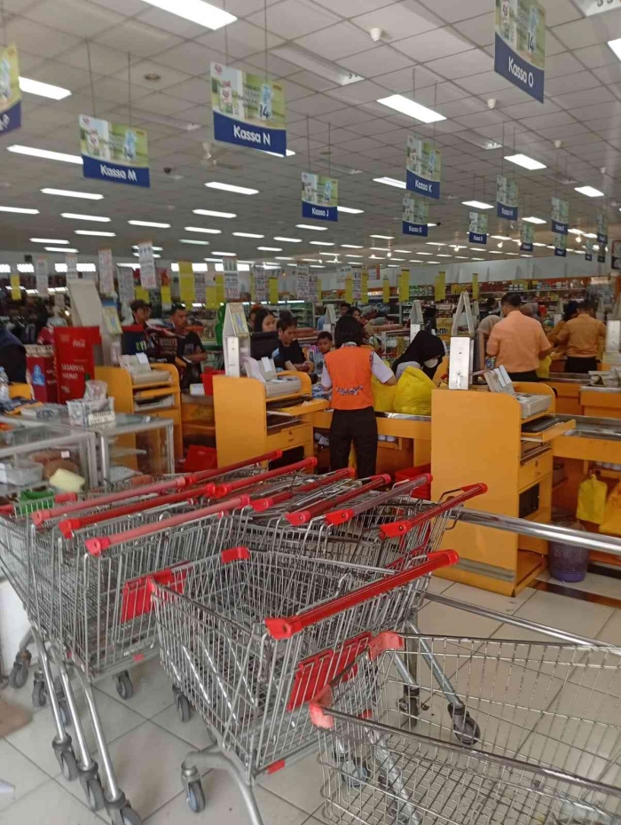 Keramaian para Ibu yang berbelanja di Borma (Foto Dokumen Pribadi).