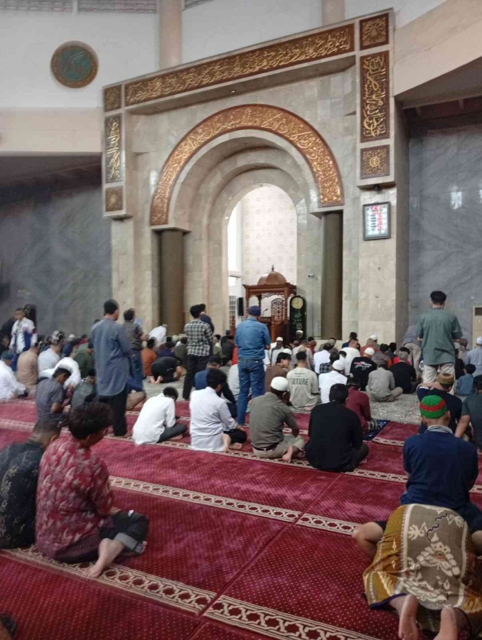 Suasana usai Salat jumat di Masjid Raya Bandung (Foto Dokumentasi Pribadi).